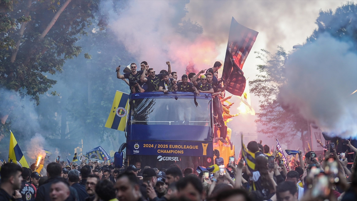 Fenerbahçe Beko, THY Avrupa Ligi şampiyonluğunu taraftarıyla kutladı