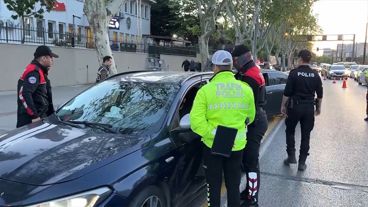 “Huzur İstanbul” denetimlerinde 1039 kişi gözaltına alındı “Huzur İstanbul” denetimlerinde 1039 kişi gözaltına alındı