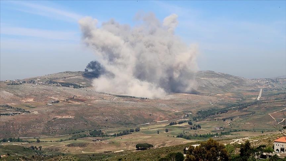 İsrail’in Lübnan’ın güneyinde düzenlediği hava saldırısında 2’si çocuk 9 kişi yaralandı İsrail’in Lübnan’ın güneyinde düzenlediği hava saldırısında 2’si çocuk 9 kişi yaralandı
