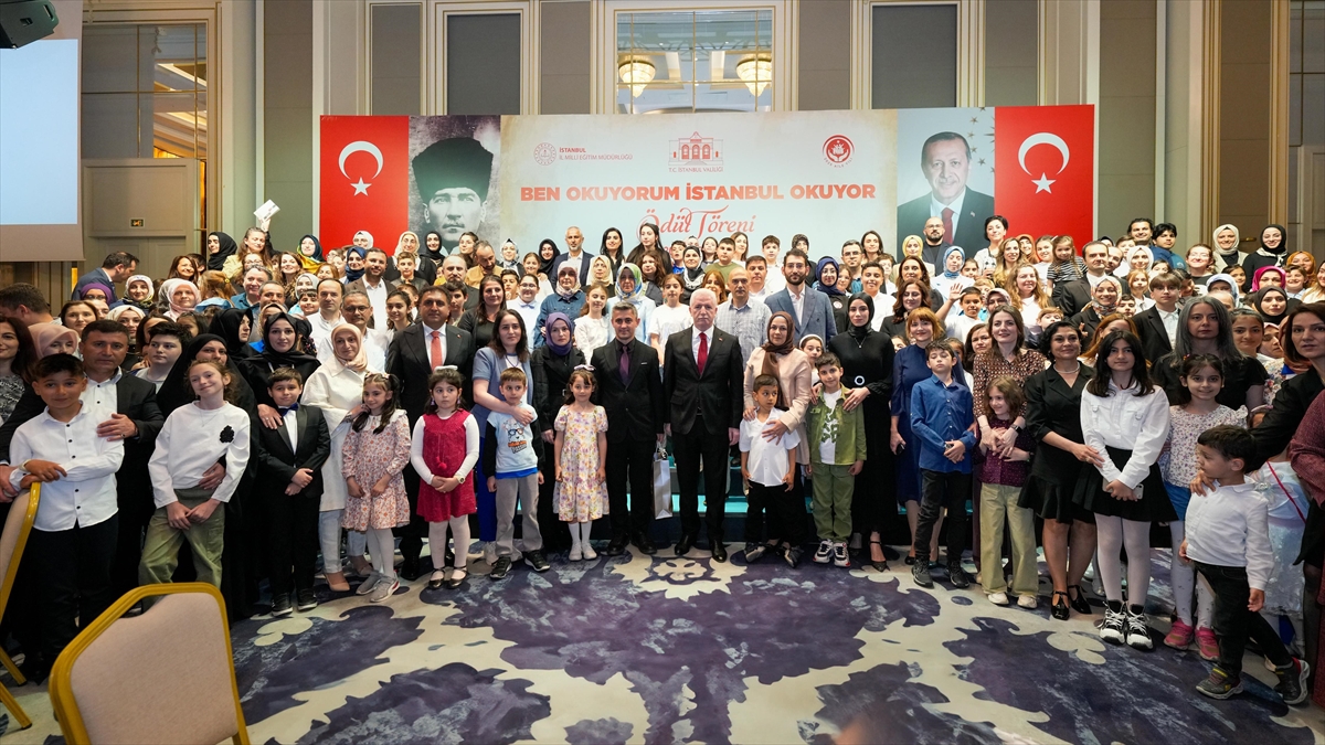 İstanbul’da “Aileler Yarışıyor” kitap okuma yarışmasının ödül töreni düzenlendi İstanbul’da “Aileler Yarışıyor” kitap okuma yarışmasının ödül töreni düzenlendi