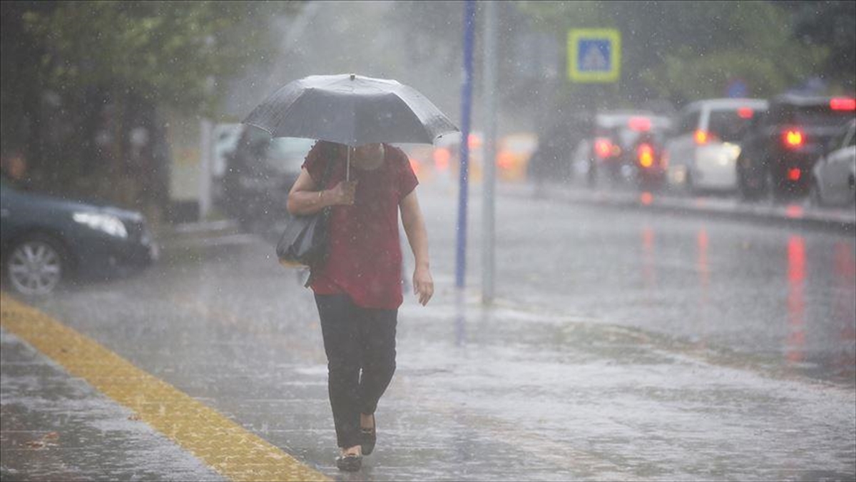 Meteorolojiden yurdun iç ve batı kesimleri için kuvvetli sağanak uyarısı