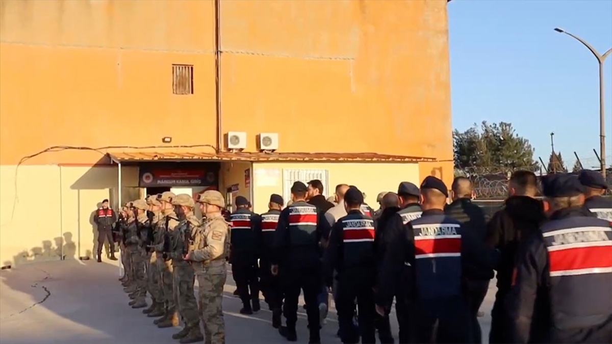 Organize suç örgütlerine yönelik 3 ildeki operasyonlarda 7 şüpheli tutuklandı Organize suç örgütlerine yönelik 3 ildeki operasyonlarda 7 şüpheli tutuklandı