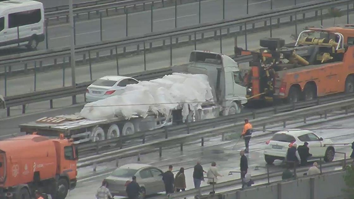 Zeytinburnu’nda tırdan dökülen alçı nedeniyle D-100 kara yolunda yoğunluk yaşandı Zeytinburnu’nda tırdan dökülen alçı nedeniyle D-100 kara yolunda yoğunluk yaşandı