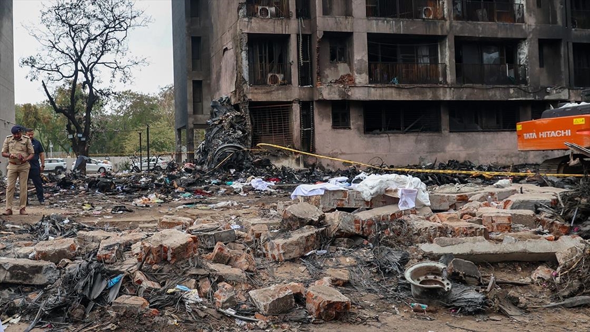 Hindistan’da düşen Air India uçağının kara kutularından veri çıkarılabildi