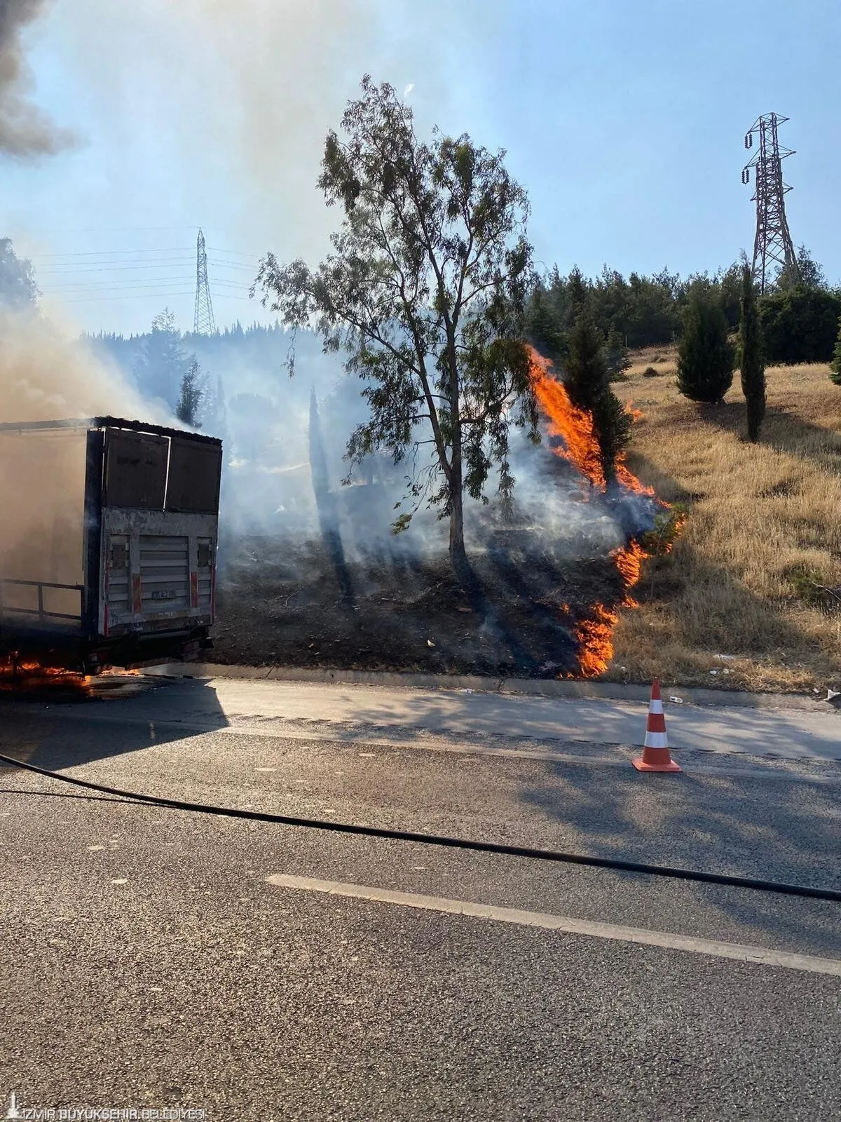 Alevlere karşı zamanla yarış: İzmir İtfaiyesi 48 saatte 220 müdahale yaptı… Alevlere karşı zamanla yarış: İzmir İtfaiyesi 48 saatte 220 müdahale yaptı…