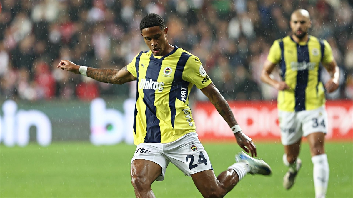 Fenerbahçe’de Jayden Oosterwolde’nin sözleşmesi 2028’e kadar uzatıldı