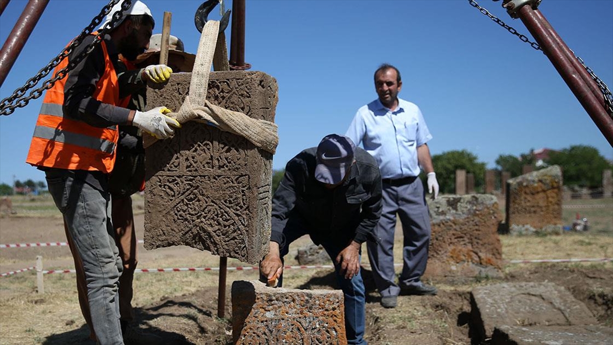 Selçuklu Meydan Mezarlığı’nda 22 yeni mezar kayıt altına alındı Selçuklu Meydan Mezarlığı’nda 22 yeni mezar kayıt altına alındı