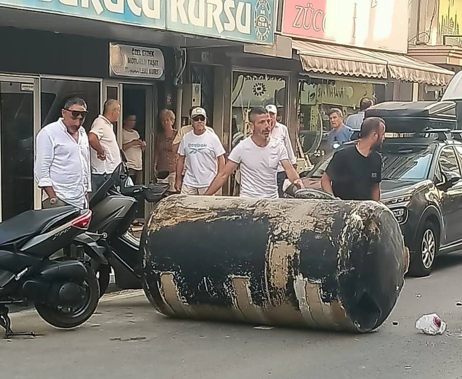 Balıkesir’de şiddetli rüzgar hayatı felç etti!  Balıkesir’de şiddetli rüzgar hayatı felç etti!