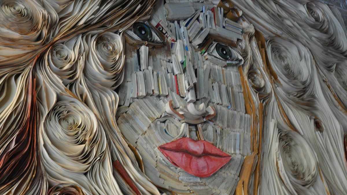 Deprem bölgesinden getirilen kullanılmayan kitaplar 9 metrekarelik portreye dönüştü