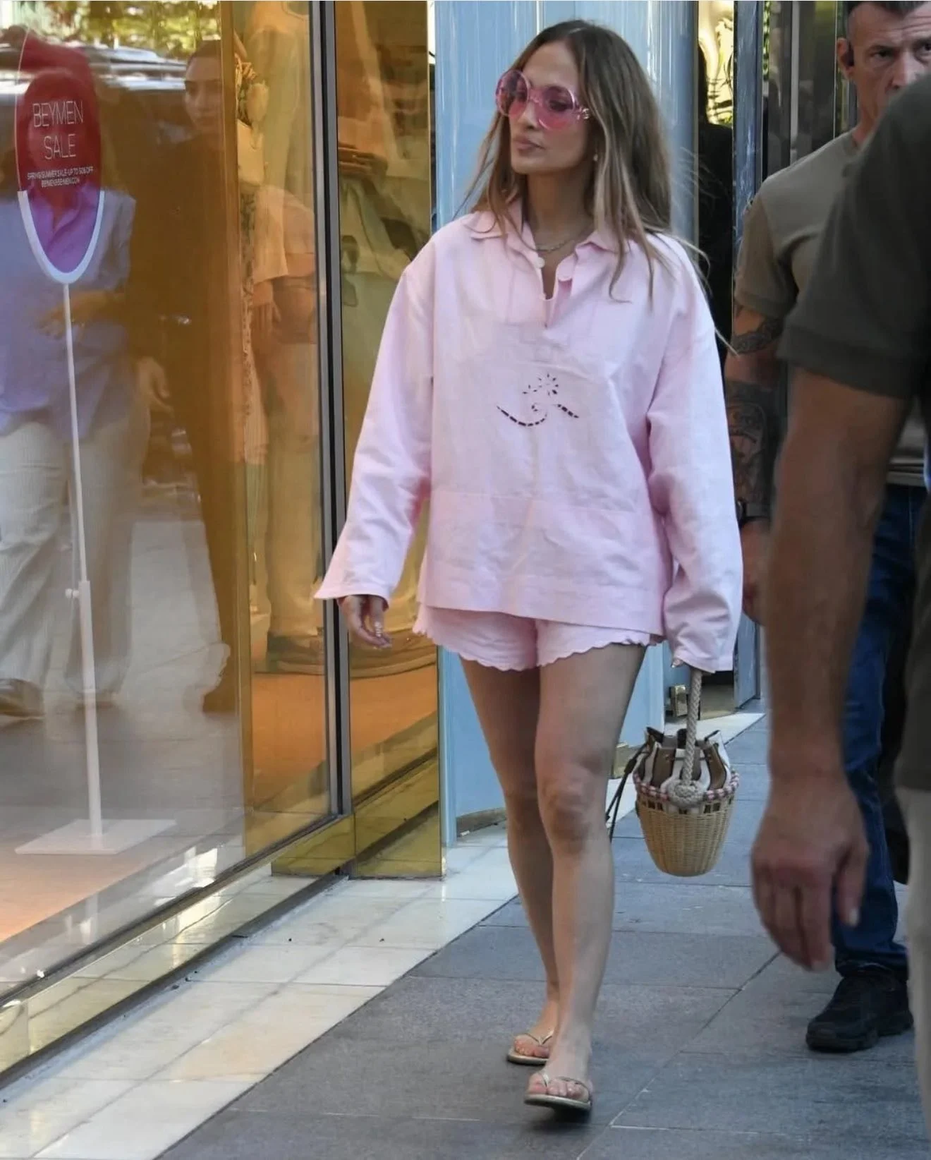 Jennifer Lopez’i doluyuz diyerek mağazaya almadılar! Jennifer Lopez’i doluyuz diyerek mağazaya almadılar!