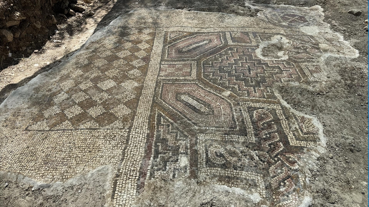 Mezar kazarken bulunan mozaikte içinde haç motifi bulunan “Davud Yıldızı” sembolü tespit edildi Mezar kazarken bulunan mozaikte içinde haç motifi bulunan “Davud Yıldızı” sembolü tespit edildi