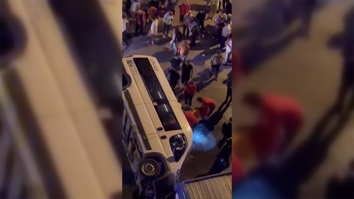 Sultanbeyli’de servis minibüsü ile otomobilin çarpıştığı kazada 10 kişi yaralandı