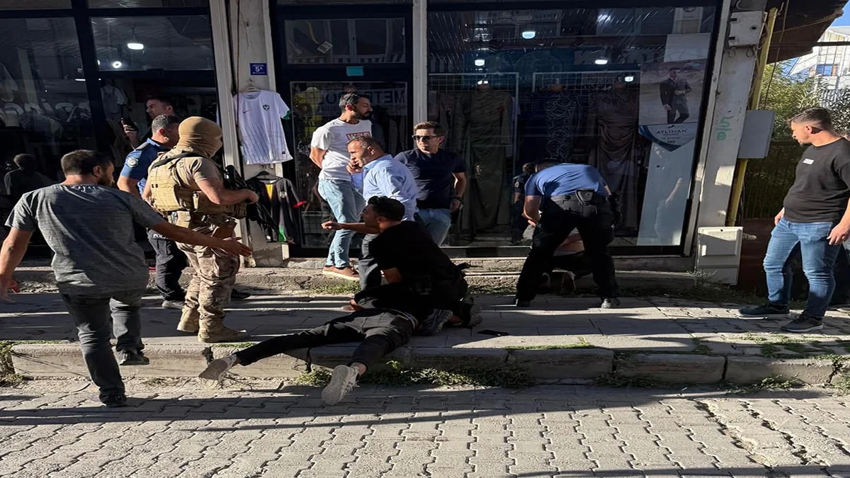 Muş’ta dehşet anları kamerada: 2 ölü 3 yaralı Muş’ta dehşet anları kamerada: 2 ölü 3 yaralı