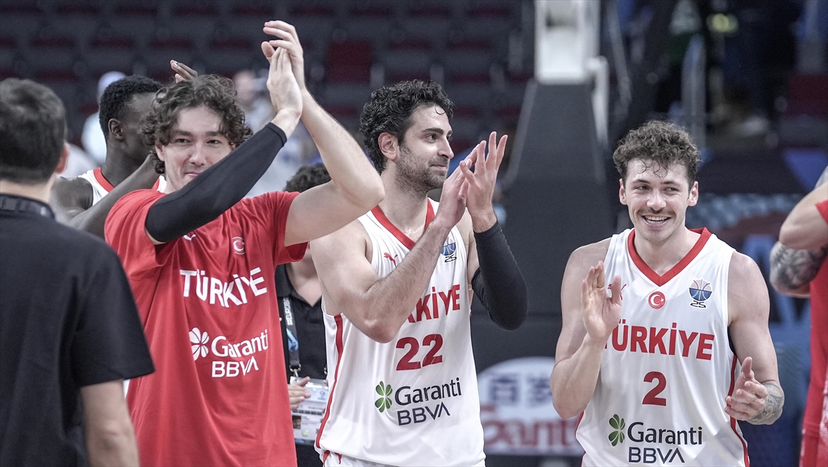 A Milli Basketbol Takımı, Avrupa Şampiyonası’nda 24 yıl sonra yarı finale yükseldi A Milli Basketbol Takımı, Avrupa Şampiyonası’nda 24 yıl sonra yarı finale yükseldi