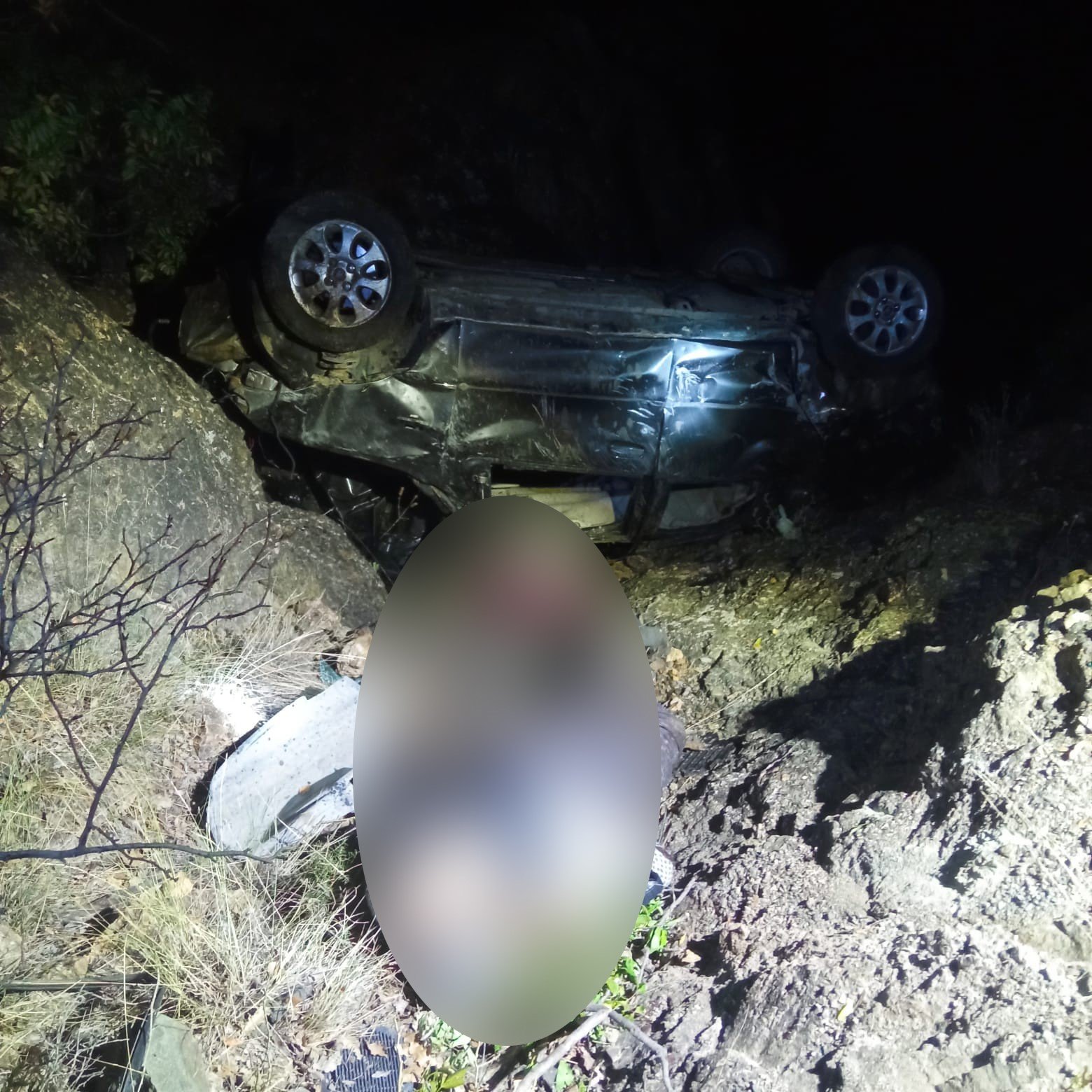 Kaza yapan arabadan 4 kişinin cesetleri güçlükle çıkartıldı Kaza yapan arabadan 4 kişinin cesetleri güçlükle çıkartıldı