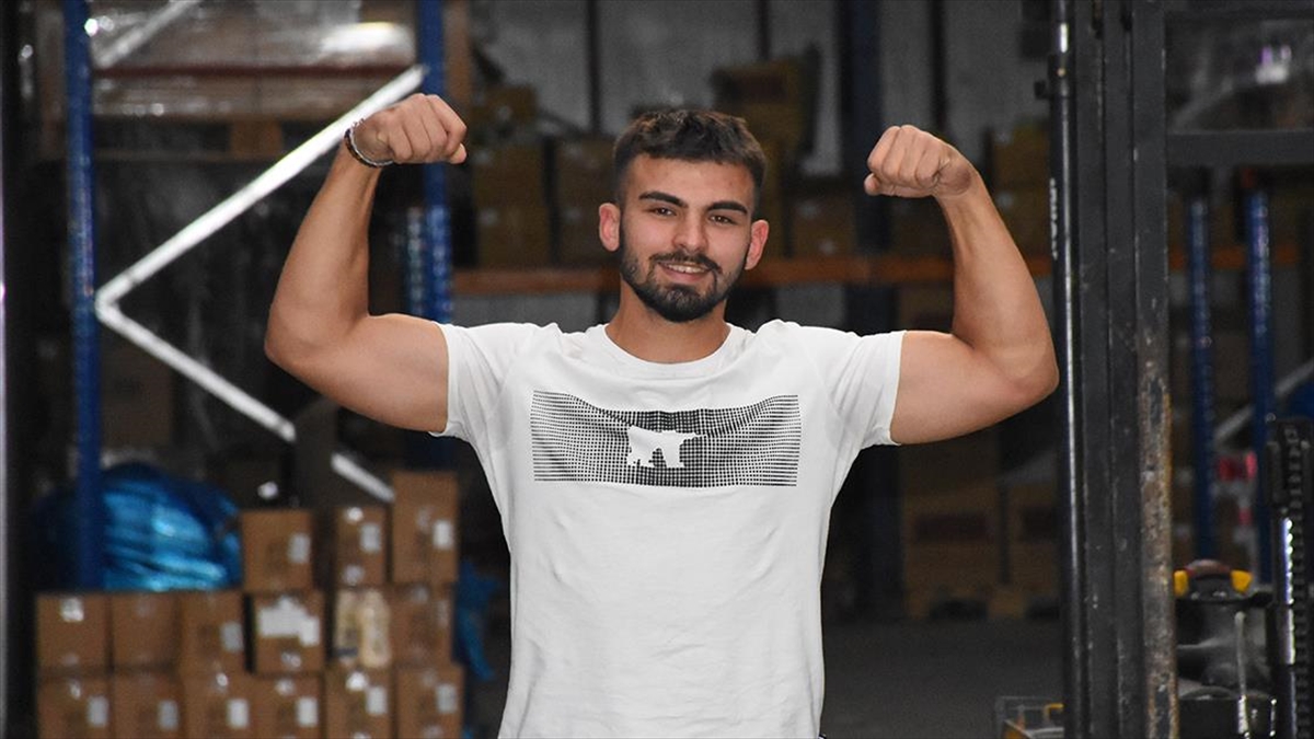 Toptan gıda deposundan halterde şampiyonluğa uzandı Toptan gıda deposundan halterde şampiyonluğa uzandı