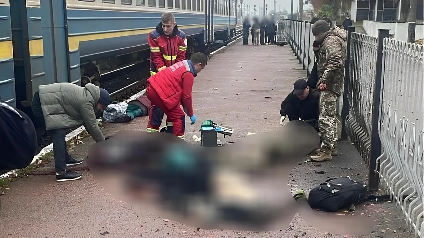Ukrayna tren istasyonunda pasaport kontrolü sırasında patlama: En az 3 ölü, 12 yaralı Ukrayna tren istasyonunda pasaport kontrolü sırasında patlama: En az 3 ölü, 12 yaralı