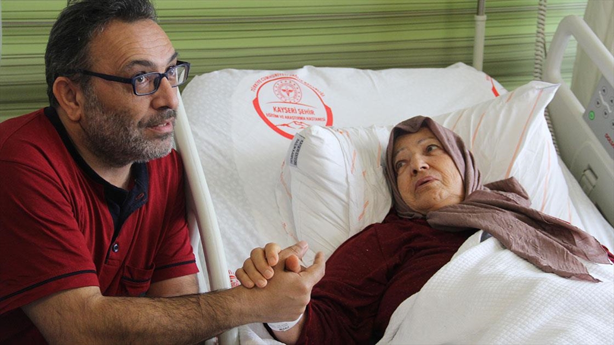 5 gün arayla kalp krizi geçiren anne ve oğlu aynı gün yapılan anjiyoyla sağlığına kavuştu