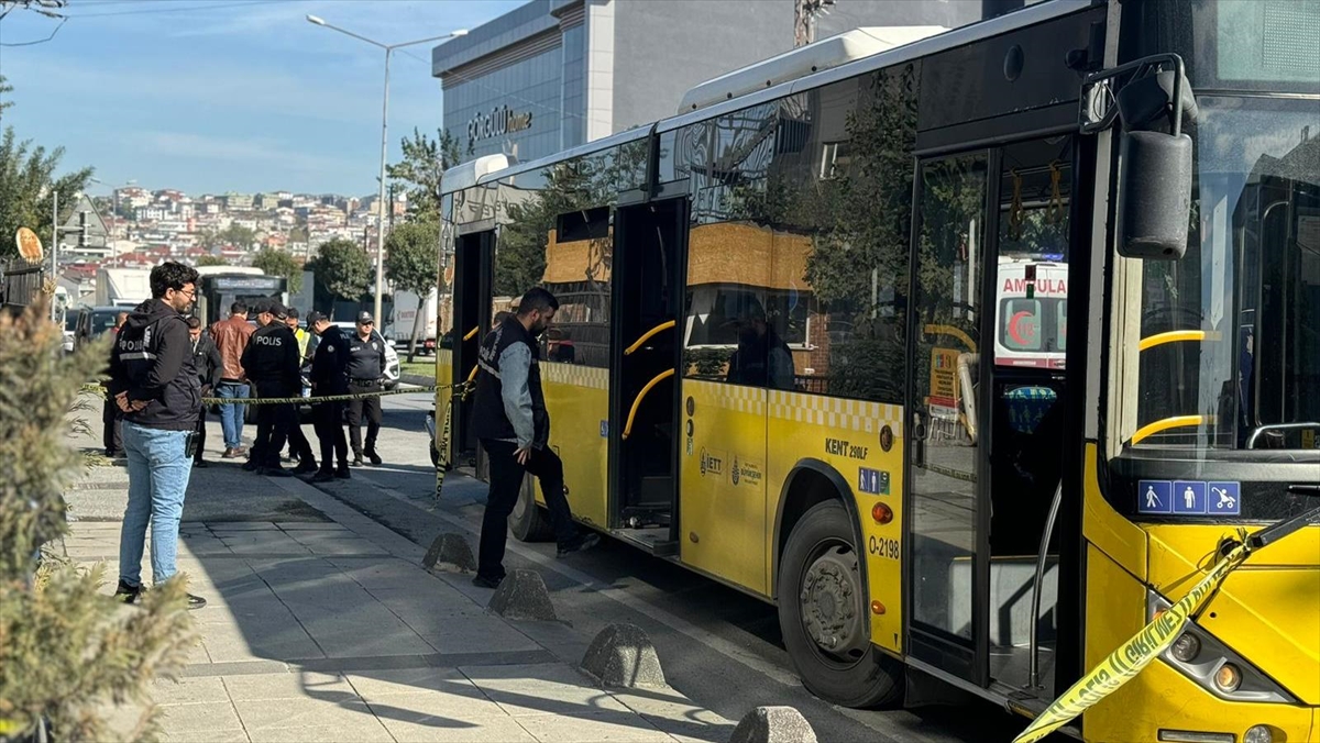 Arnavutköy’de seyir halindeki İETT otobüsünde çıkan kavgada 1 kişi hayatını kaybetti Arnavutköy’de seyir halindeki İETT otobüsünde çıkan kavgada 1 kişi hayatını kaybetti
