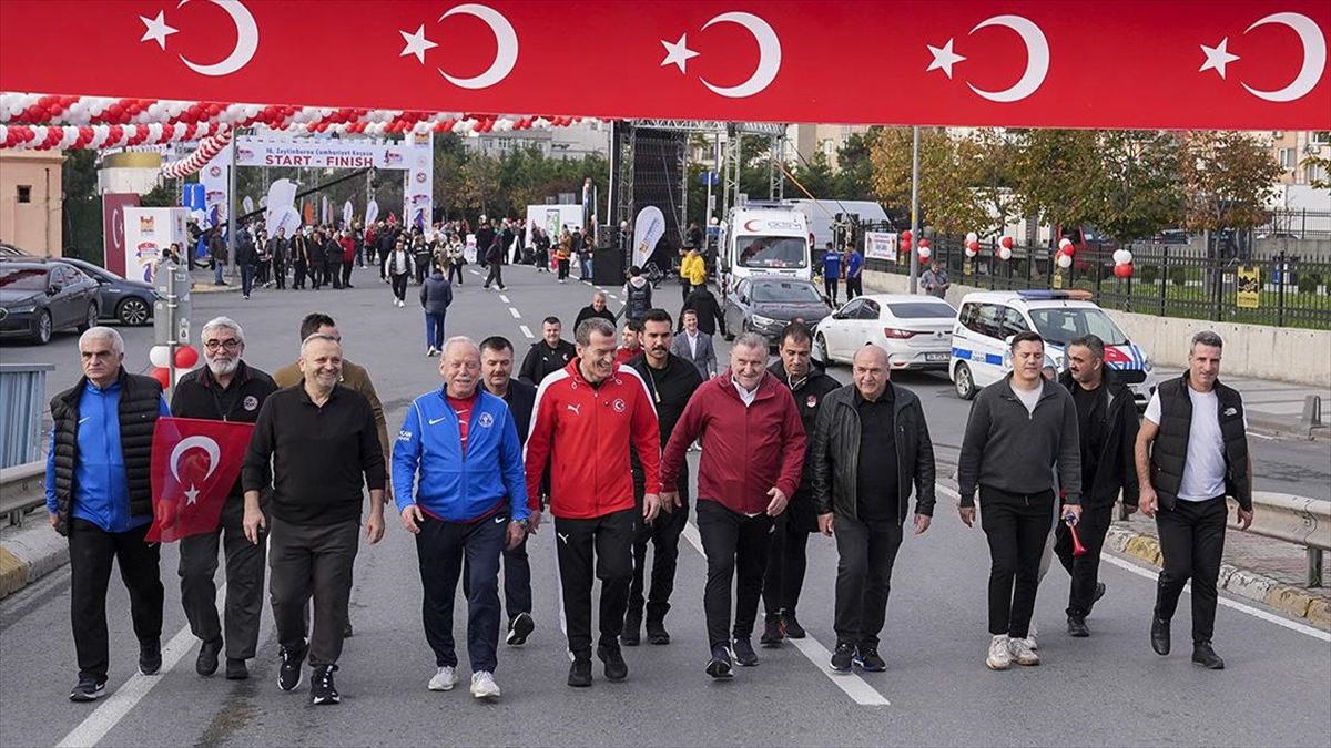 Bakan Bak, 16. Zeytinburnu Cumhuriyet Koşusu etkinliğine katıldı Bakan Bak, 16. Zeytinburnu Cumhuriyet Koşusu etkinliğine katıldı