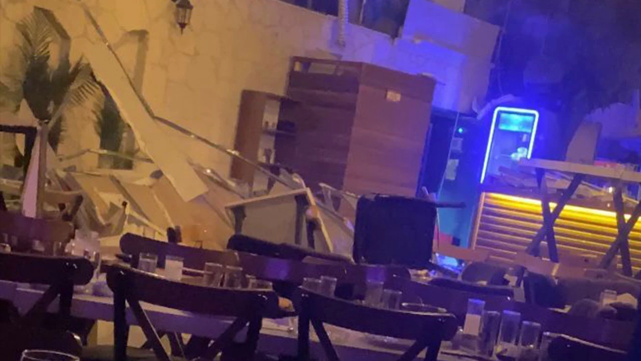 İzmir’de eğlence mekanında faciaya ramak kaldı. Hastanelik oldular  İzmir’de eğlence mekanında faciaya ramak kaldı. Hastanelik oldular
