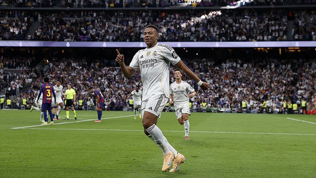 “El Clasico”da kazanan taraf Barcelona’yı 2-1 ile geçen Real Madrid oldu “El Clasico”da kazanan taraf Barcelona’yı 2-1 ile geçen Real Madrid oldu