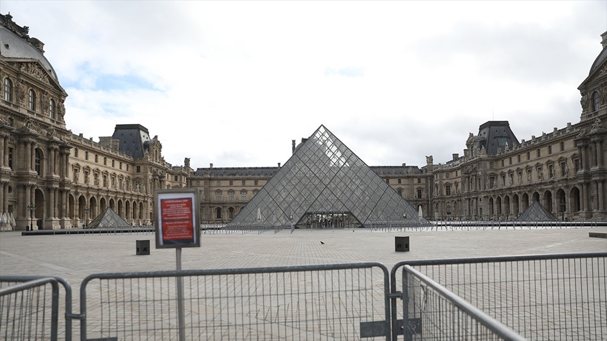 Fransa’da Louvre Müzesi soygunuyla bağlantılı 2 kişi gözaltına alındı Fransa’da Louvre Müzesi soygunuyla bağlantılı 2 kişi gözaltına alındı