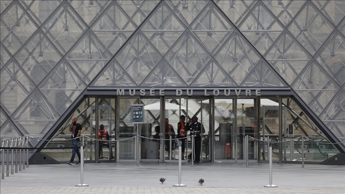 Fransa’da soygunun yapıldığı Louvre Müzesi’ndeki bazı mücevherler merkez bankasına taşındı Fransa’da soygunun yapıldığı Louvre Müzesi’ndeki bazı mücevherler merkez bankasına taşındı