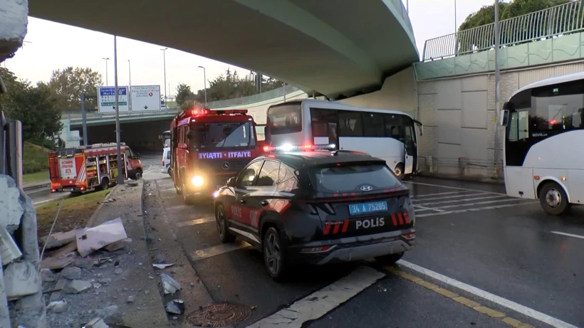 İstanbul’da polis aracı üst geçide çarptı! İstanbul’da polis aracı üst geçide çarptı!