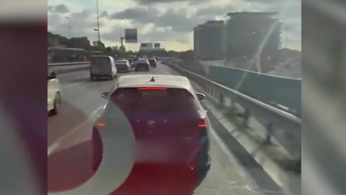 İstanbul’da ambulansa yol vermeyen sürücü yakalandı İstanbul’da ambulansa yol vermeyen sürücü yakalandı