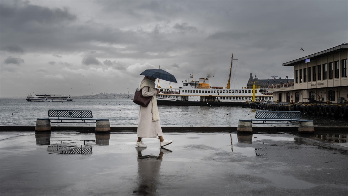 İstanbul’da pazartesi günü kuvvetli yağış ve fırtına uyarısı İstanbul’da pazartesi günü kuvvetli yağış ve fırtına uyarısı