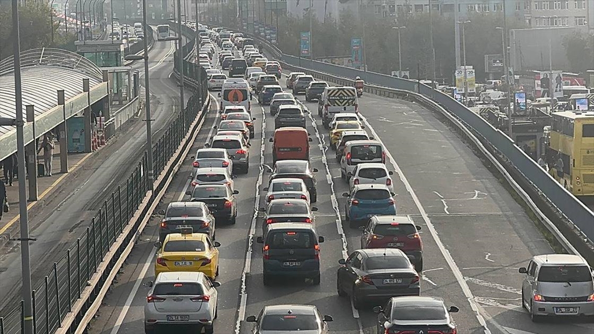 İstanbul’da sabah saatlerine trafik yoğunluğu yaşanıyor İstanbul’da sabah saatlerine trafik yoğunluğu yaşanıyor