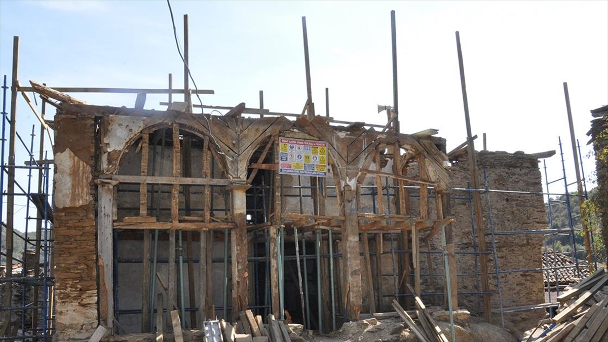 İzmir’in “hayalet köyü” Lübbey’deki tarihi cami restore ediliyor İzmir’in “hayalet köyü” Lübbey’deki tarihi cami restore ediliyor