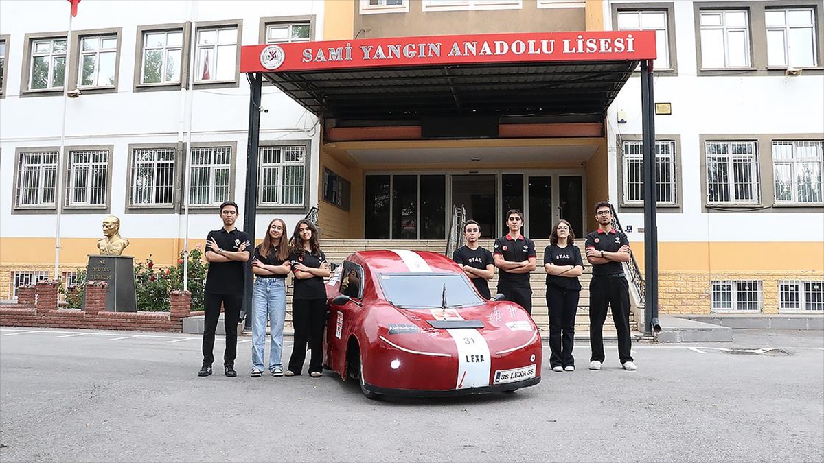 Liseliler okulun atölyesinde ürettikleri elektrikli araç “Lexa”yı geliştirmek için çalışıyor Liseliler okulun atölyesinde ürettikleri elektrikli araç “Lexa”yı geliştirmek için çalışıyor