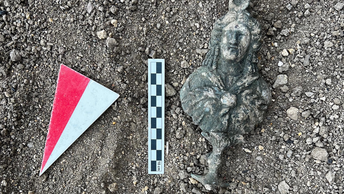 Satala Antik Kenti’nde Mısır Tanrıçası İsis’in bronz büstü bulundu Satala Antik Kenti’nde Mısır Tanrıçası İsis’in bronz büstü bulundu
