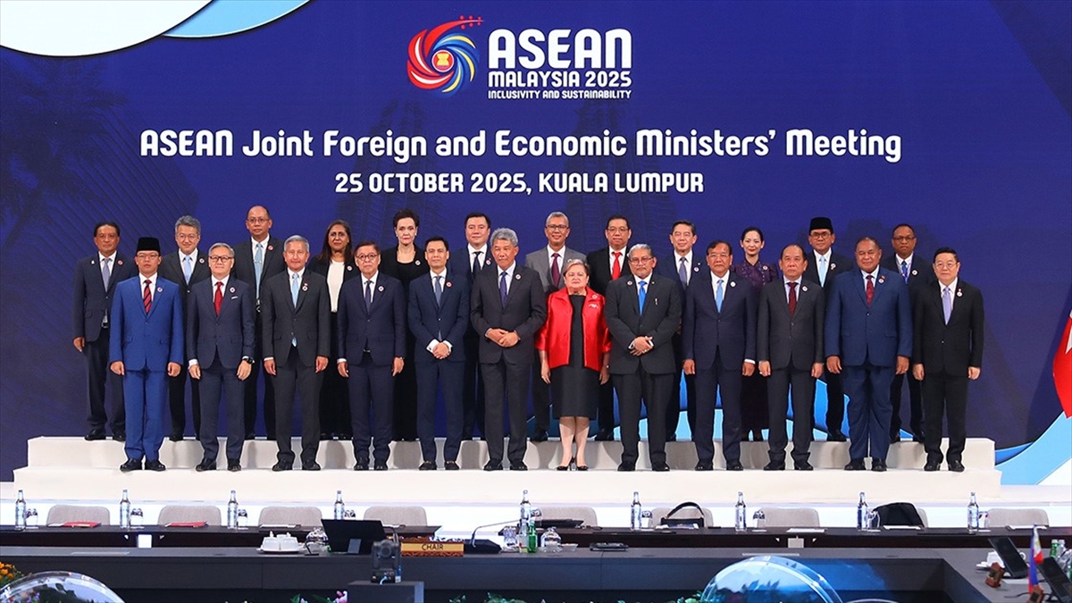 Tayland ve Kamboçya, sınır çatışmalarının ardından ASEAN’da “barış anlaşmasına” imza attı Tayland ve Kamboçya, sınır çatışmalarının ardından ASEAN’da “barış anlaşmasına” imza attı