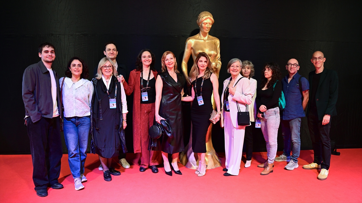Uluslararası Antalya Altın Portakal Film Festivali’nin açılış töreni kırmızı halı geçişiyle başladı Uluslararası Antalya Altın Portakal Film Festivali’nin açılış töreni kırmızı halı geçişiyle başladı