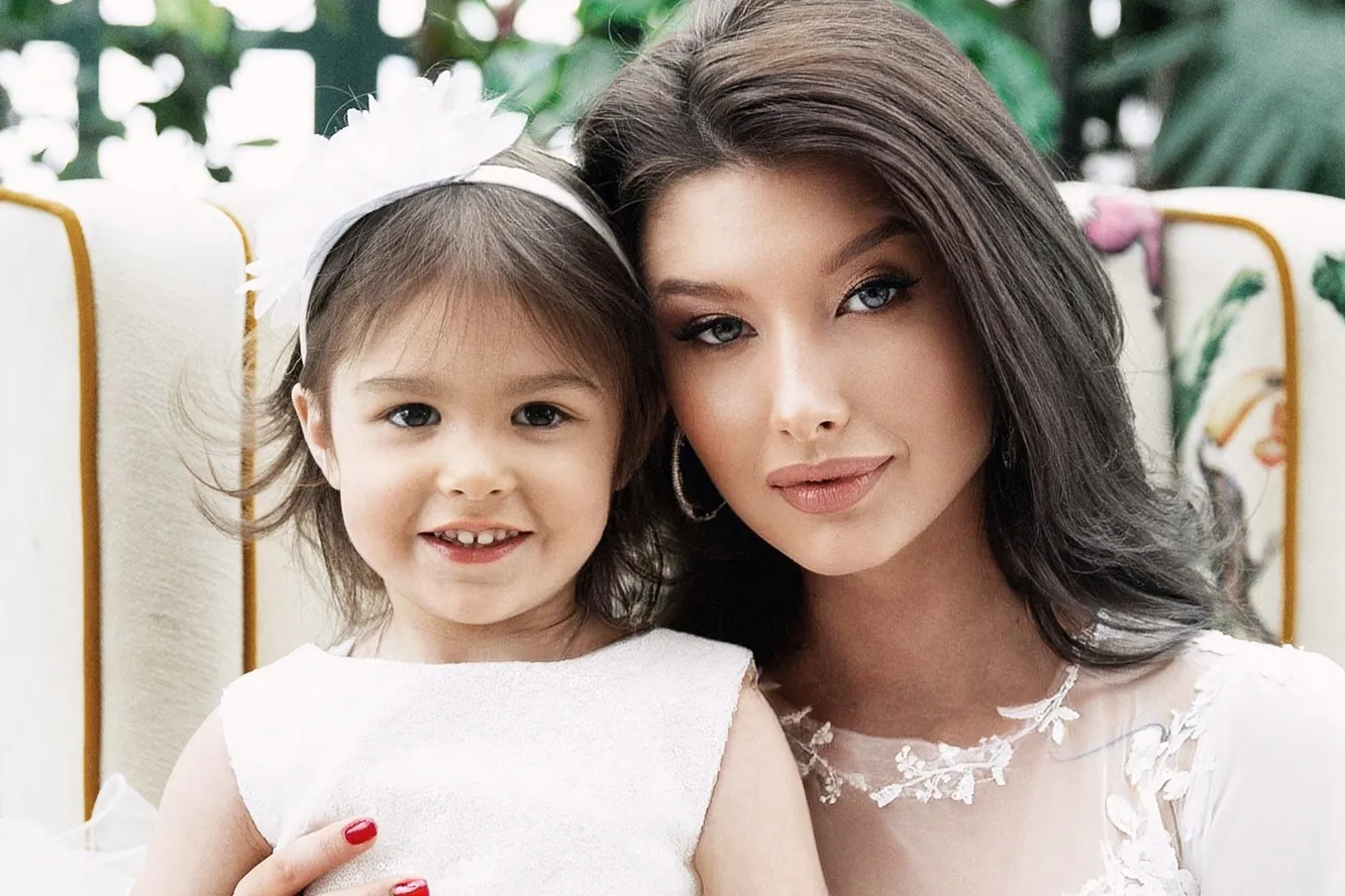 Eski bakan Mihail Khubutia tarafından baltayla saldırıya uğrayan model Yulia Van, kendisinden çocuk nafakası talep etti. Eski bakan Mihail Khubutia tarafından baltayla saldırıya uğrayan model Yulia Van, kendisinden çocuk nafakası talep etti.