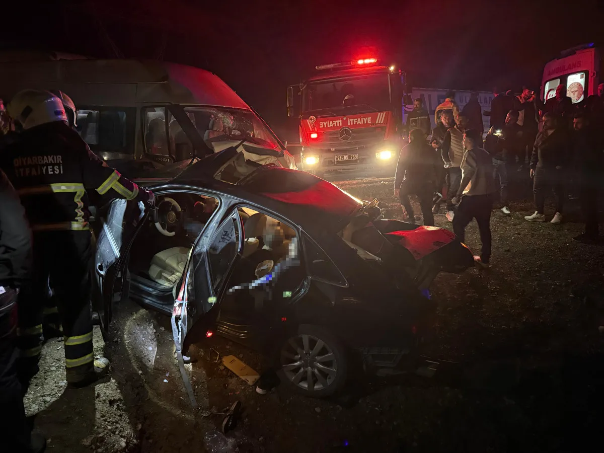 Diyarbakır’da zincirleme kaza meydana geldi: 3 kişi öldü, 7 kişi yaralandı Diyarbakır’da zincirleme kaza meydana geldi: 3 kişi öldü, 7 kişi yaralandı
