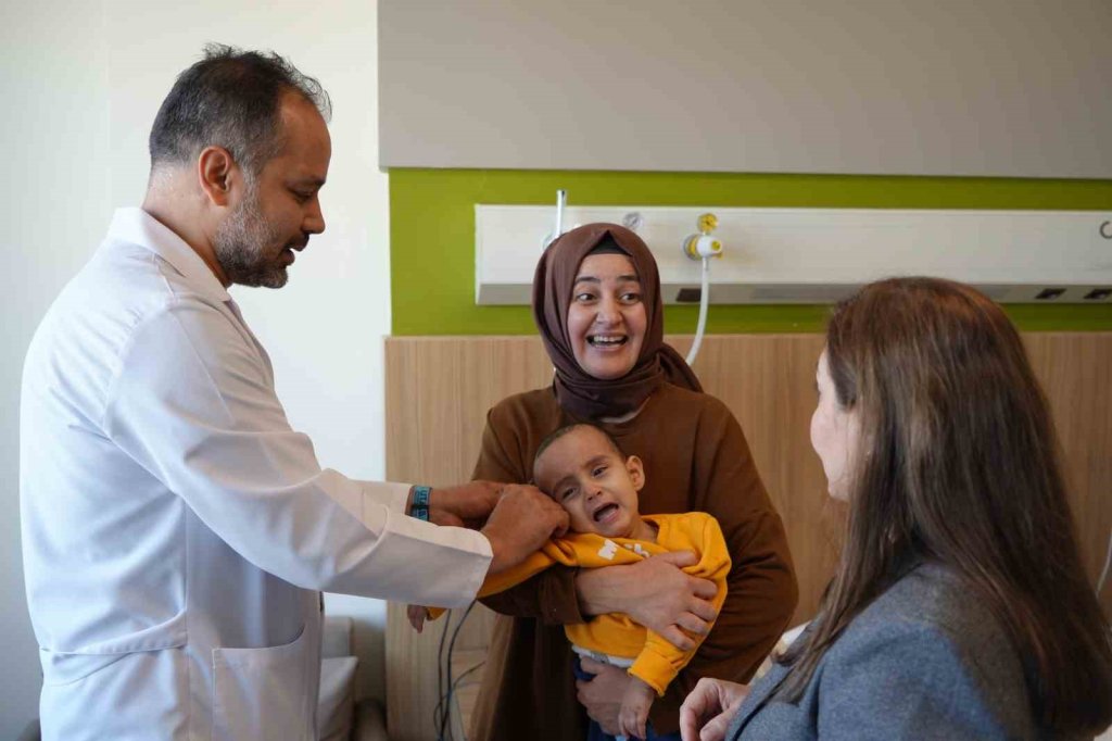 Gaziantep Şehir Hastanesi’nde Mucize Ameliyat! 14 aylık Hamza Tuğra ilk kez duydu Gaziantep Şehir Hastanesi’nde Mucize Ameliyat! 14 aylık Hamza Tuğra ilk kez duydu