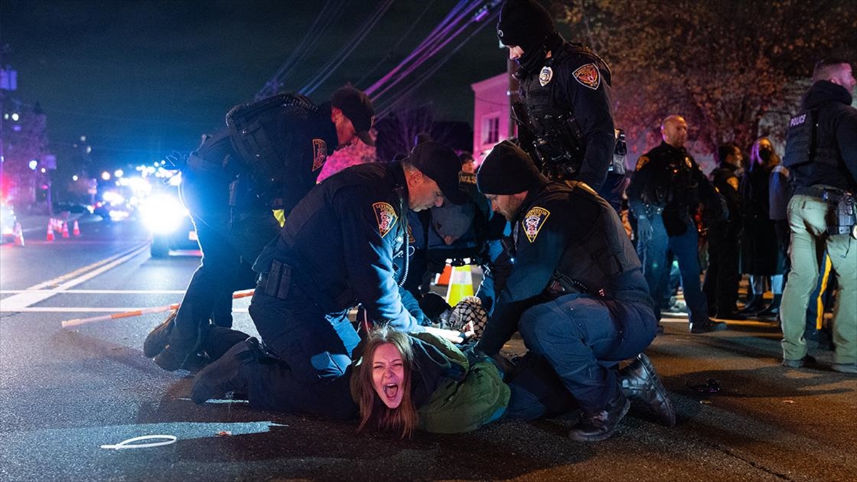 ABD’de polis, eski İsrail Savunma Bakanı Gallant’ı protesto edenlere sert müdahalede bulundu