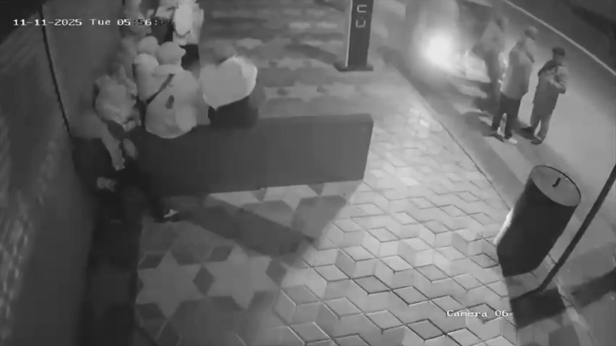 Ankara’da hafif ticari aracın durakta bekleyenlere çarptığı kazada 6 kişi yaralandı