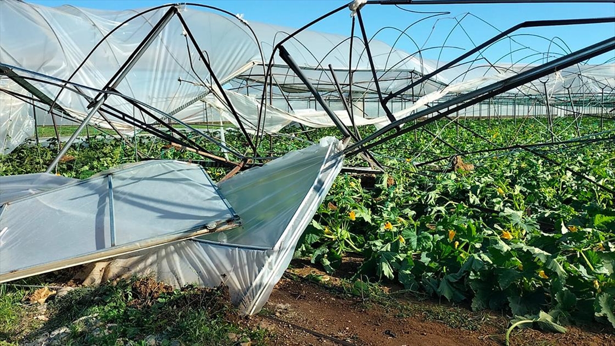 Antalya’nın Manavgat ilçesinde hortum nedeniyle 4 sera hasar gördü