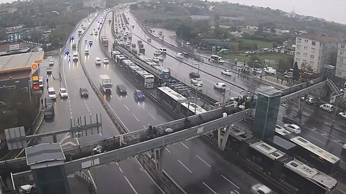 Avcılar’da arızalanan metrobüs yoğunluğa neden oldu