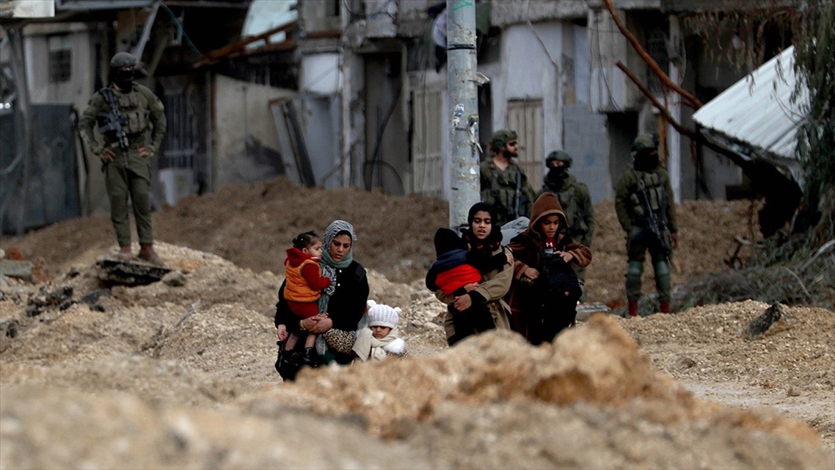 Batı Şeria’daki el-Faria Mülteci Kampına baskın düzenleyen İsrail ordusu Filistinlileri göçe zorluyor
