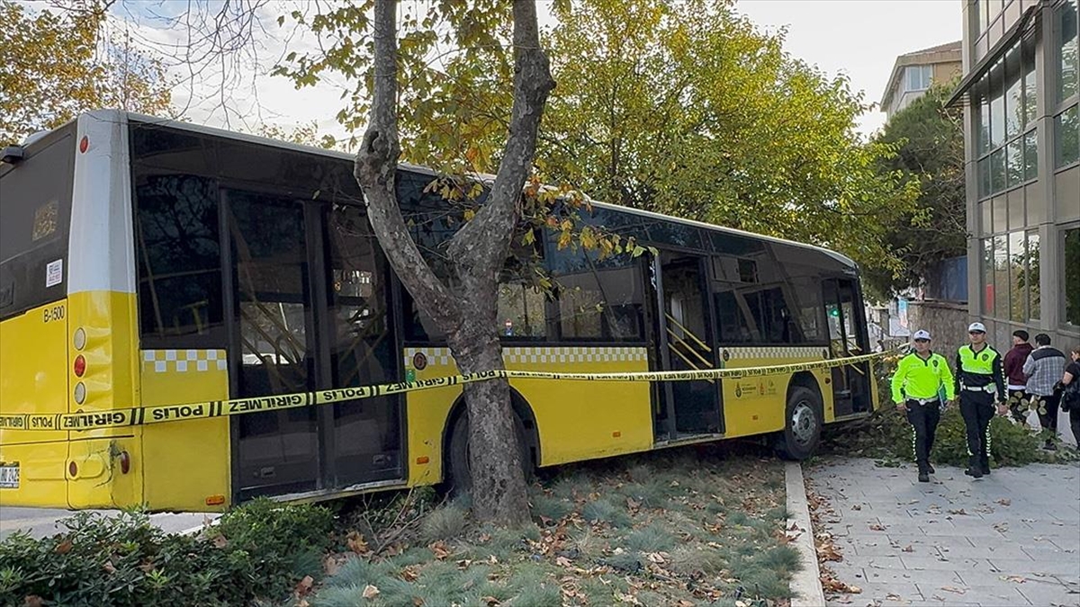 Beşiktaş’ta şoförü kalp krizi geçiren İETT otobüsü kaldırıma çıktı Beşiktaş’ta şoförü kalp krizi geçiren İETT otobüsü kaldırıma çıktı