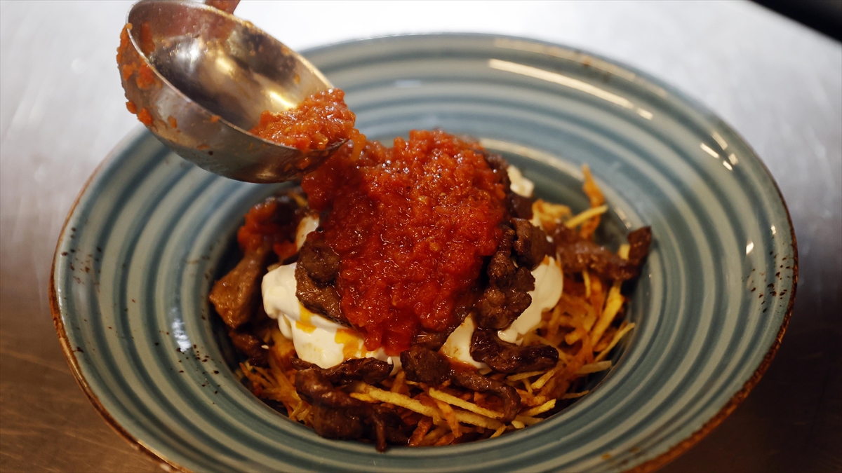 Bodrum’un tescilli çökertme kebabı gastronomi listesindeki sırasıyla da lezzetini kanıtladı Bodrum’un tescilli çökertme kebabı gastronomi listesindeki sırasıyla da lezzetini kanıtladı