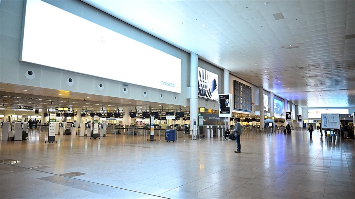 Brüksel’de dron olduğu düşünülen cismin tespitinin ardından havalimanında uçuşlar durduruldu Brüksel’de dron olduğu düşünülen cismin tespitinin ardından havalimanında uçuşlar durduruldu