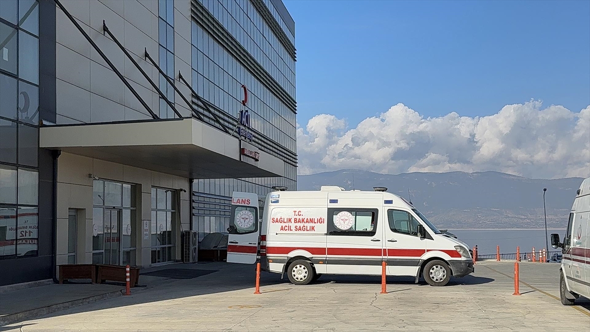 Burdur’da sahipsiz köpeklerin saldırdığı 13 yaşındaki çocuk yaralandı Burdur’da sahipsiz köpeklerin saldırdığı 13 yaşındaki çocuk yaralandı