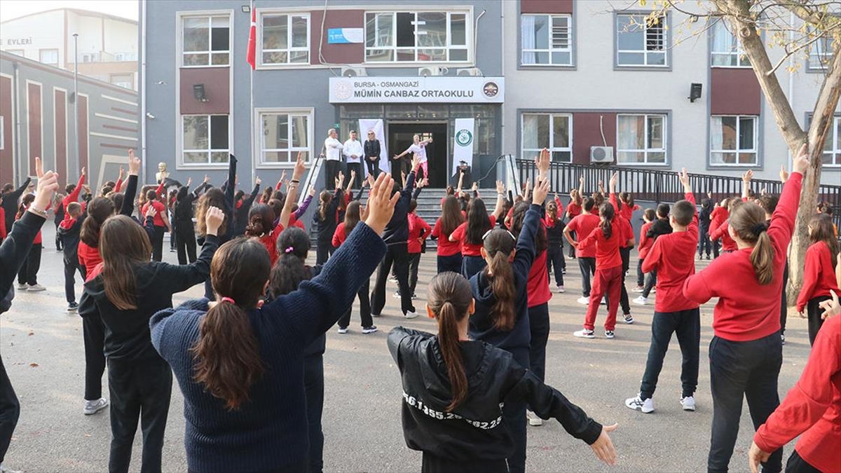 Bursa’da öğrenciler hareketli yaşam için spor etkinliklerine katıldı Bursa’da öğrenciler hareketli yaşam için spor etkinliklerine katıldı